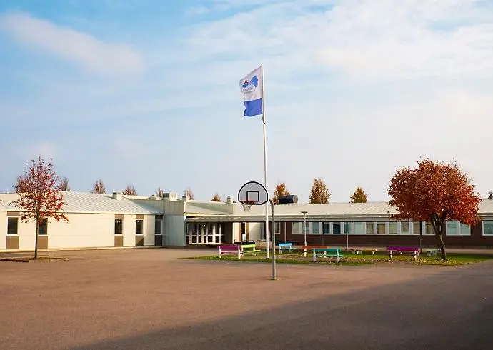 Skolgården på Dalängskolan med sina färgglada träbänkar