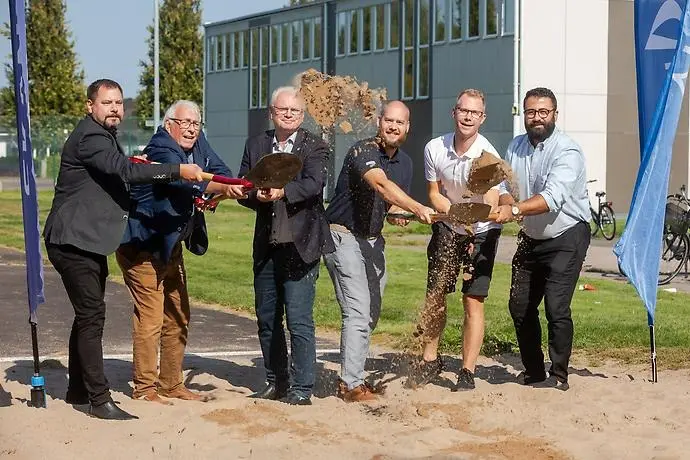 Gustaf Edvinsson (S) 2:e vice ordförande kommunstyrelsen, Bertil Jonsson (M) ordförande i kommunstyrelsen, Pär Johnson (L) 1:a vice ordförande i kommunstyrelsen, Johan Sveder från Skanska, byggledare Henrik Gustafsson och rektor Sargon El Khouri.