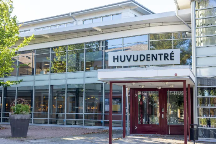 Elever som sitter runt ett bord och studerar