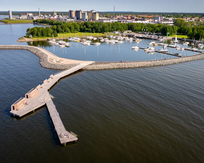 En flygbild av en marina med båtar i vattnet.