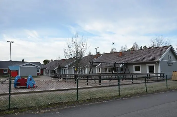 Tallkottens förskola syns bakom lekplatsen i sand