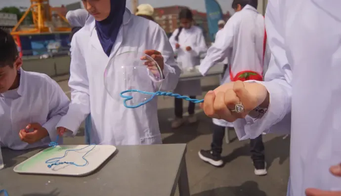 Barn experimenterar med såpbubblor.