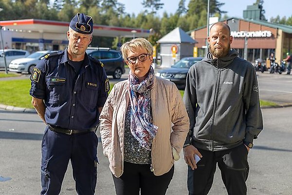 Kommunpolis Anders Johansson, Lotta Hjoberg, sektorchef Social Välfärd och Nils Thyselius, fältsekreterare Foto: Mikael Sjömark