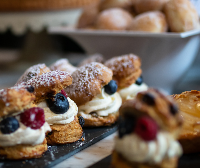 Person som arbetar i bagerimiljö