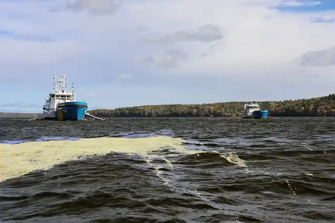 Båtar på vatten med popcorn flytande runtomkring